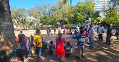 ACAMPE MBYÁ EN LA PLAZA