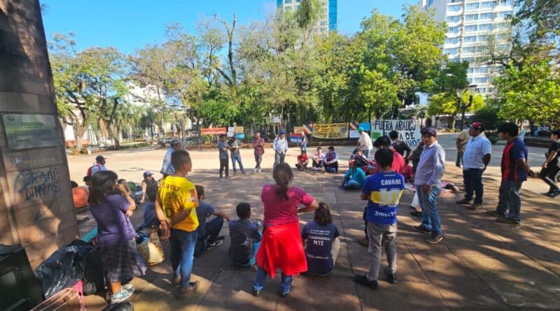 ACAMPE MBYÁ EN LA PLAZA